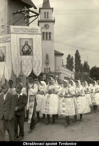 Oltářem spojení: církevní život v Tvrdonicích a Kosticích