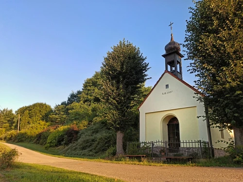 Kaplička v Ostrově u Vlašimi